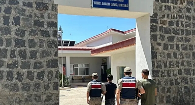 Hırsızlar kaçtı, jandarma kovaladı! Urfa’da suçüstü yakalandılar!