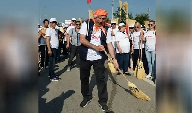 Tanal süpürgeli fotoğrafla yanıt verdi: Şanlıurfa’yı kirlilikten arındıracağız!