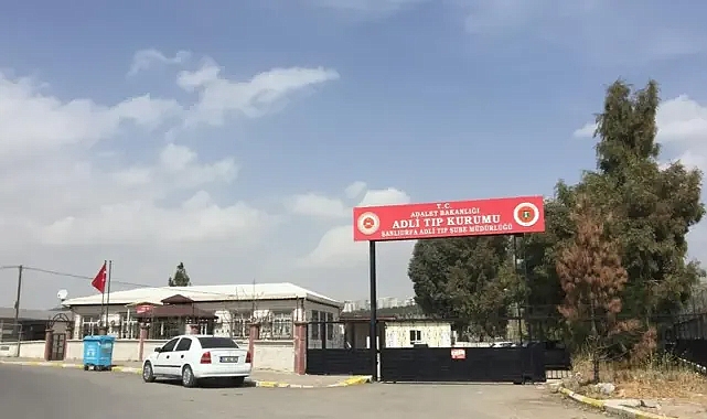 Urfa’da feci kaza! Küçük otomobilin altında kaldı!