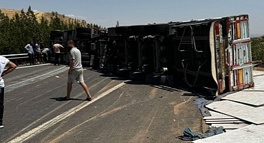 Urfa'daki yolda bir kaza daha! Sürücü yaralandı!