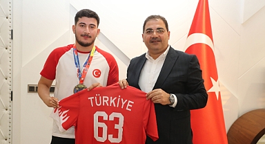 Başkan Canpolat, Dünya Şampiyonu Genç Sporcuyu Tebrik Etti