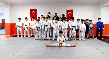 Gençler, Büyükşehir Belediyesi İle Yaz Sezonunu Hareketli Geçiriyor