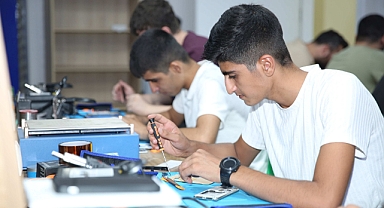 Karaköprü’de Gençler Telefon Tamirciliğini Öğreniyor