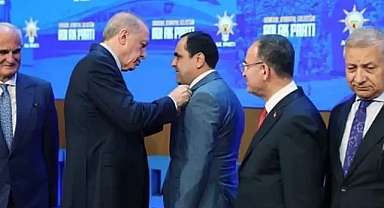 Rozeti taktı! Urfa'da DEM Parti'nin oylarıyla seçildi AK Parti’ye geçti!