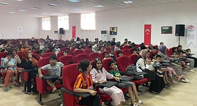 Suruç Belediyesi’nden Çocuklara “Kıpırdayan Dünya” Tiyatro Gösterisi