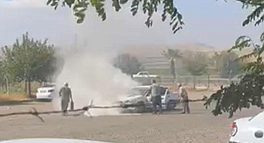 Urfa'da bir otomobil alev aldı!