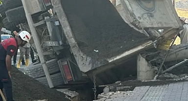 Urfa’da kamyon devrildi! Elektrik direğini de kırdı!