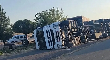 Urfa'da kontrolden çıkan tır devrildi!