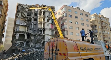 Şanlıurfa’da ağır hasarlı binanın yıkımına başlandı!