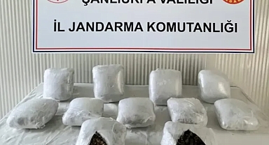 Şanlıurfa’da ekipler aracı aradı! Valizin içinden uyuşturucu çıktı!