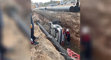 Şanlıurfa’da otomobil kontrolden çıktı! Kazı alanına düştü!
