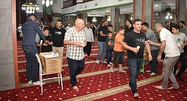 Siverek Belediyesi vatandaşlara akide şekeri ve lokum külahı dağıttı