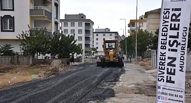 Siverek'te okul yolları sıcak asfaltla kaplanıyor