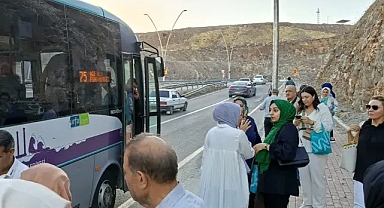 Urfa’da belediye otobüsü yolda kaldı! Yolcular tahliye edildi!