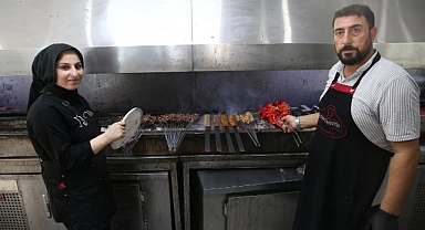 Urfa’nın tek kadın ciğercisi Sevgi Usta 2 yıldır kebap ocağının başında