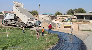 Akçakale kırsalında asfalt çalışmaları devam ediyor