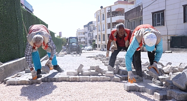 Haliliye 'de deforme yollarda parke döşeme çalışmaları sürüyor