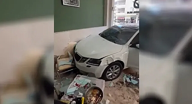 Şanlıurfa’da otomobil kontrolden çıktı! İş yerine daldı!