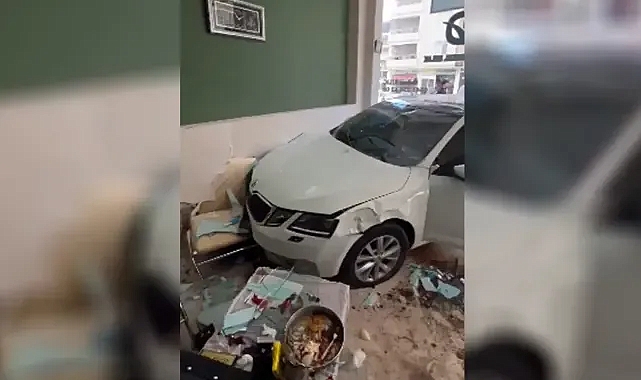 Şanlıurfa’da otomobil kontrolden çıktı! İş yerine daldı!