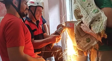 Urfa'da elini hamur makinesine kaptırdı!