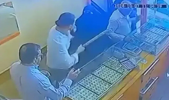 Urfa’da kara çarşaflı hırsızlık! 400 gram çaldılar!