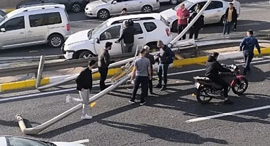 Urfa’da otomobil aydınlatma direğine çarptı!