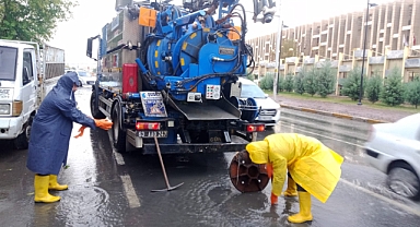 Büyükşehir 'den Sağanak Yağışa Karşı Tam Kadro Müdahale