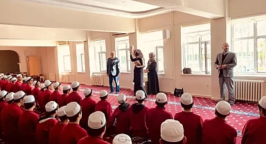Kaymakam Şahin 'den Kur'an kursu öğrencilerine anlamlı hediye