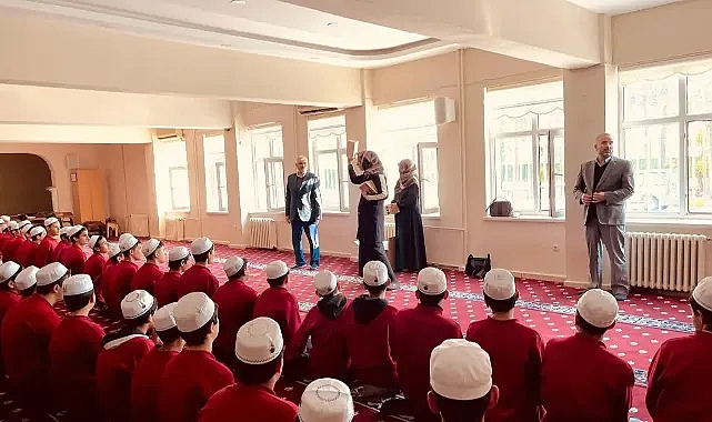 Kaymakam Şahin 'den Kur'an kursu öğrencilerine anlamlı hediye