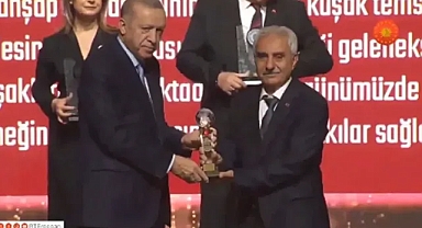 Urfa’nın ahşap oyma sanatının son temsilcisi! Ödülü Cumhurbaşkanı Erdoğan’dan aldı!