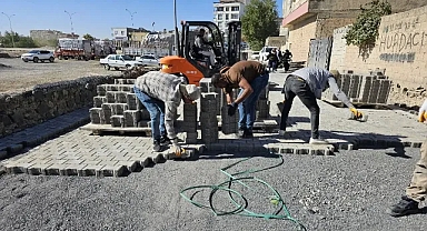 Viranşehir 'de kilitli parke taşı döşeme çalışmaları sürüyor