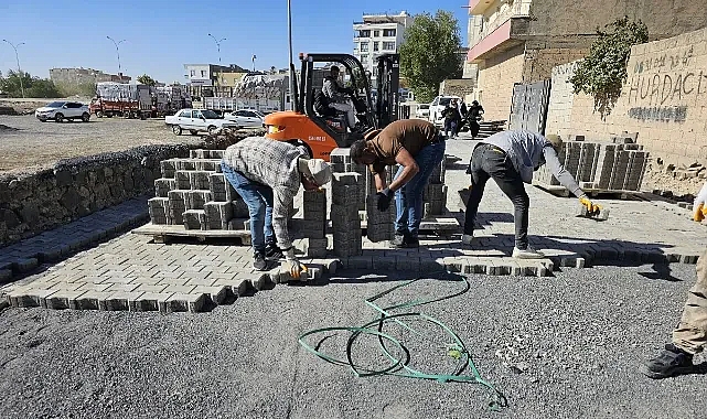 Viranşehir 'de kilitli parke taşı döşeme çalışmaları sürüyor
