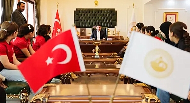 Başkan Özyavuz şampiyon kızları makamında ağırladı
