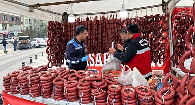 Şanlıurfa Büyükşehir Belediyesi Zabıtasından Sahte Sucuk Operasyonu