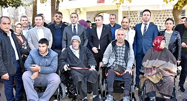 Siverek'te özel gereksinimli vatandaşlara akülü tekerlekli sandalye desteği