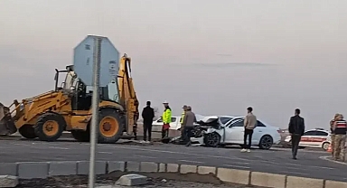 Urfa’da feci olay! Otomobil iş makinesine çarptı!