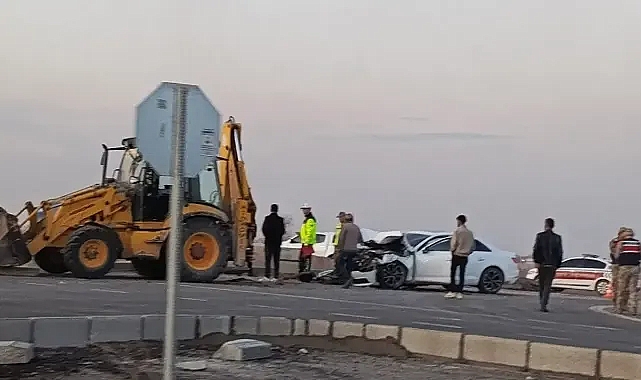 Urfa’da feci olay! Otomobil iş makinesine çarptı!