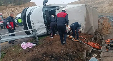 Urfa’da kamyonet devrildi! Sürücü araç içinde sıkıştı!