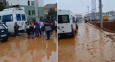 Urfa’nın ilçesinde çocuklar çamur içinde okula gidiyor!