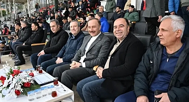 Vali Abdullah Erin ve Karaköprü Belediye Başkanı Nihat Çiftçi Maçı Birlikte İzledi