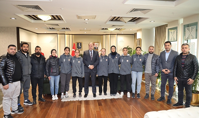 Başkan Gülpınar, Saldırıya Uğrayan Kadın Hentbolculara Sahip Çıktı