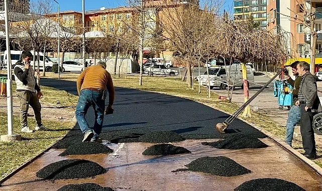 Büyükşehir çalışma başlattı! Turgut Özal Parkı’nda yürüyüş yolları yenileniyor