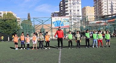 Karaköprü'de çocuklar futbol turnuvasında kaynaşıyor!