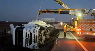 Ölüm yolunda tır devrildi!