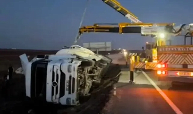 Ölüm yolunda tır devrildi!