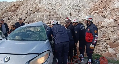 Urfa’da otomobil içerisinde sıkıştı! İtfaiye ekipleri çıkardı!