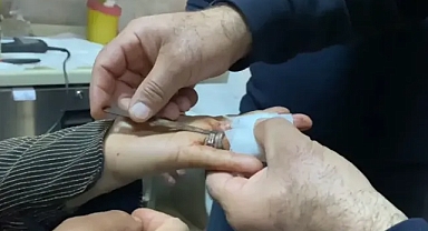 Şanlıurfa’da parmağına yüzük sıkıştı! İtfaiye ekipleri yardım etti!