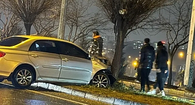 Urfa’da maddi hasarlı kaza! Refüjdeki ağaca çarptı!