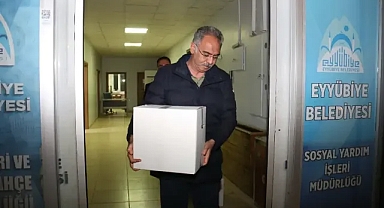 Başkan Kuş ve Ekibi Gece Yarısına Kadar Gıda Kolisi Dağıttı