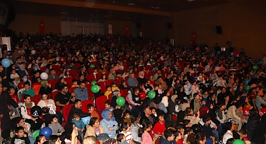 Karaköprü'de Çocuklar Tiyatro Gösterisiyle Doyasıya Eğlendi